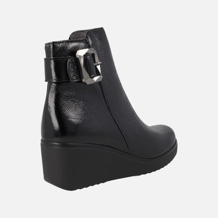 Botines negros de charol con cuña y adorno de hebilla