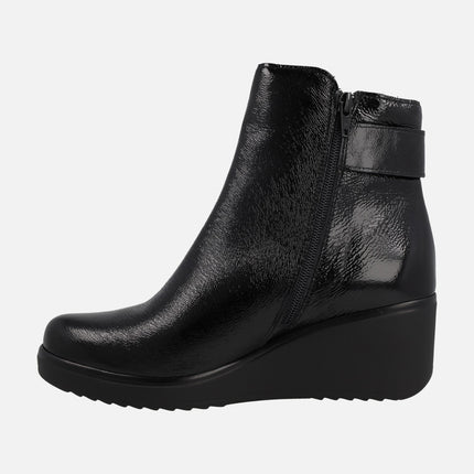 Botines negros de charol con cuña y adorno de hebilla
