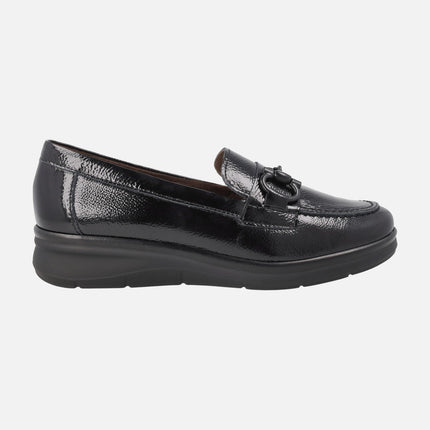 Mocasines en piel charol negro con adorno