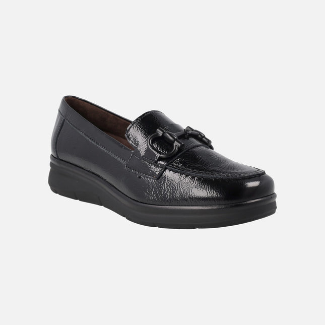 Mocasines en piel charol negro con adorno