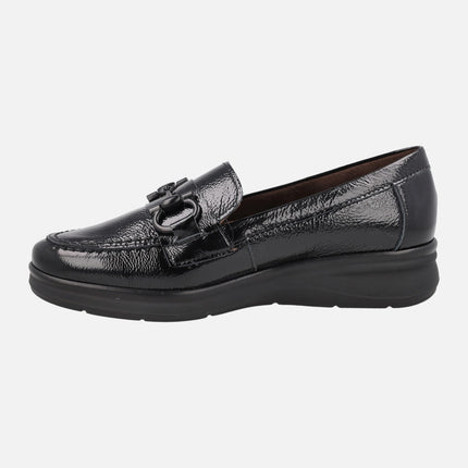 Mocasines en piel charol negro con adorno
