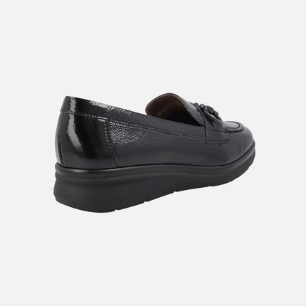 Mocasines en piel charol negro con adorno