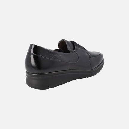 Zapatos confort en charol negro con banda elástica al empeine