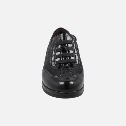 Deportivos de mujer en charol negro con elásticos