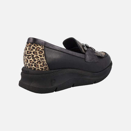 Mocasines combinados en negro y animal print con adorno metálico