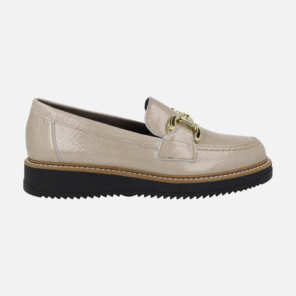 Mocasines de charol en color beige con adorno metálico dorado