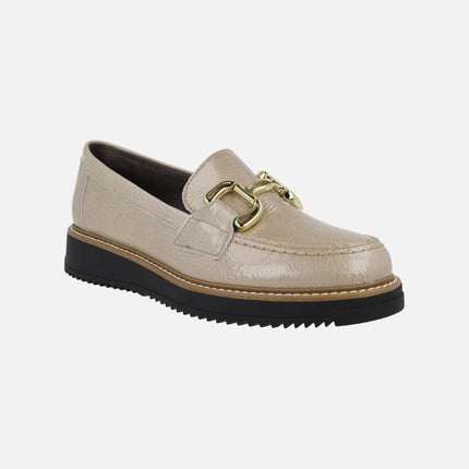 Mocasines de charol en color beige con adorno metálico dorado