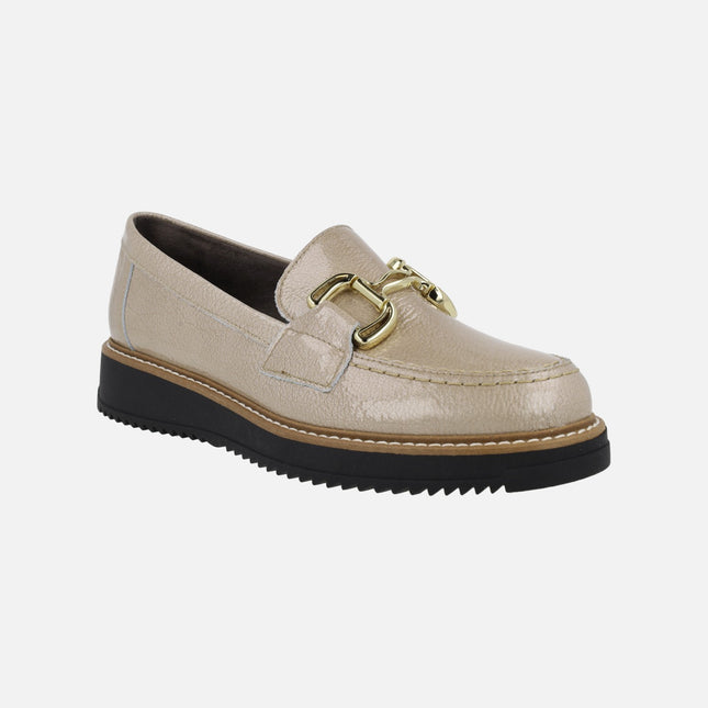 Mocasines de charol en color beige con adorno metálico dorado