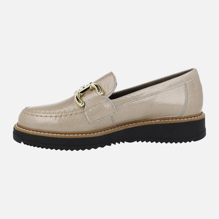 Mocasines de charol en color beige con adorno metálico dorado