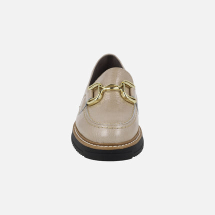 Mocasines de charol en color beige con adorno metálico dorado