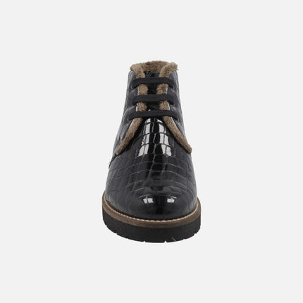 Botines de cordones en piel coco charol con forro de pelo