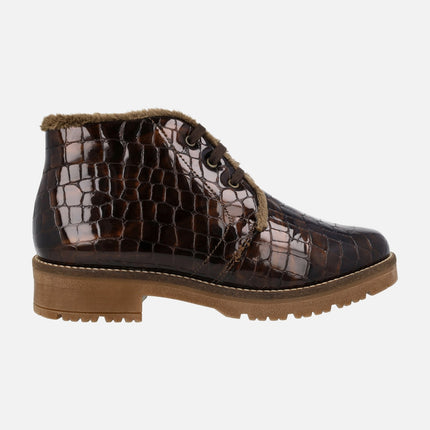 Botines de cordones en piel coco charol con forro de pelo