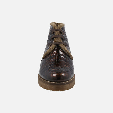 Botines de cordones en piel coco charol con forro de pelo