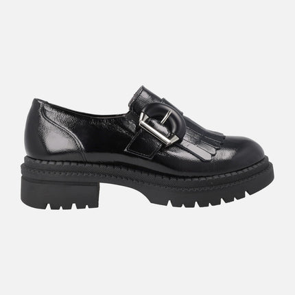 Mocasines negros de charol con adorno de hebilla y piso track