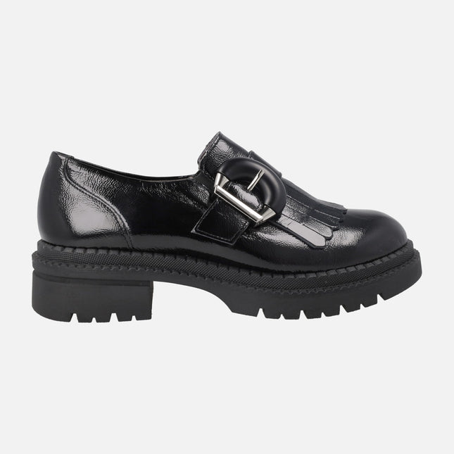 Mocasines negros de charol con adorno de hebilla y piso track