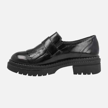 Mocasines negros de charol con adorno de hebilla y piso track