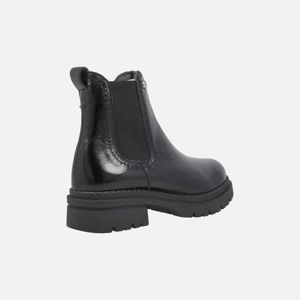 Botines negros de charol con elástico y piso track