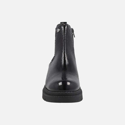 Botines negros de charol con elástico y piso track