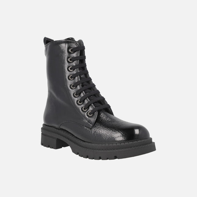Botines negros de charol con cordones y cremallera