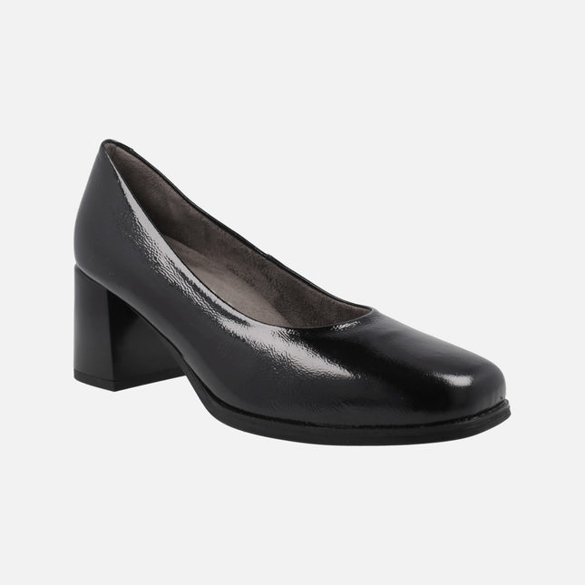 Salones de tacón en charol negro
