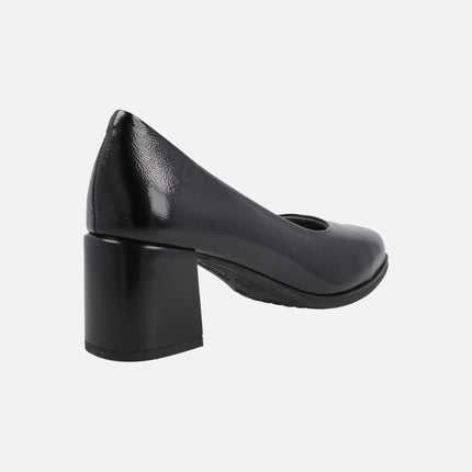 Salones de tacón en charol negro