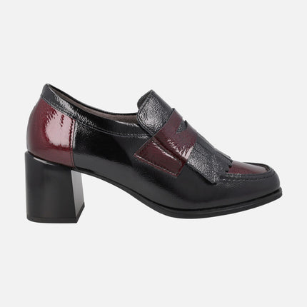 Mocasines de tacón con antifaz y flecos en combinado negro - burdeos