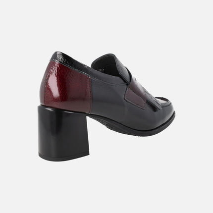 Mocasines de tacón con antifaz y flecos en combinado negro - burdeos