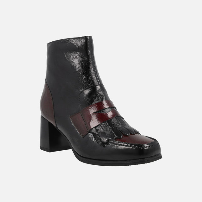 Botines de tacón en combinado de charol negro y burdeos