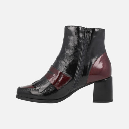 Botines de tacón en combinado de charol negro y burdeos