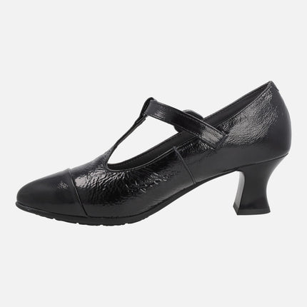Zapatos de tacón en charol negro con cierre de hebilla