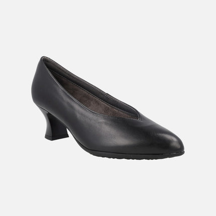 Salones negros de piel con tacón bajo