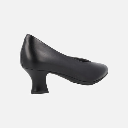 Salones negros de piel con tacón bajo