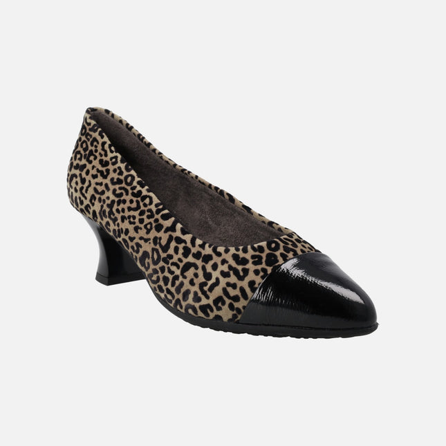 Salones en animal print leopardo con puntera en charol negro