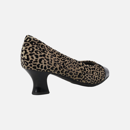 Salones en animal print leopardo con puntera en charol negro