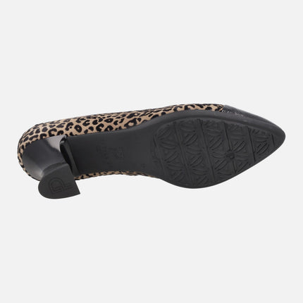 Salones en animal print leopardo con puntera en charol negro