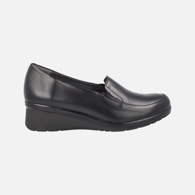 Mocasines negros de piel con elásticos y cuña de 5 cm