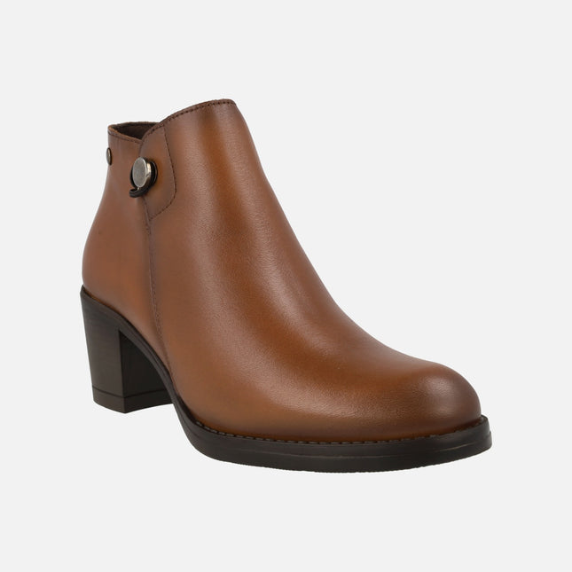 Botines de tacón para mujer en piel cuero con adorno de botón metálico