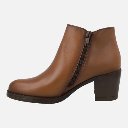 Botines de tacón para mujer en piel cuero con adorno de botón metálico