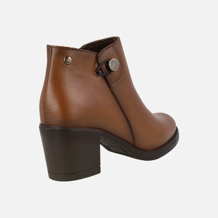 Botines de tacón para mujer en piel cuero con adorno de botón metálico