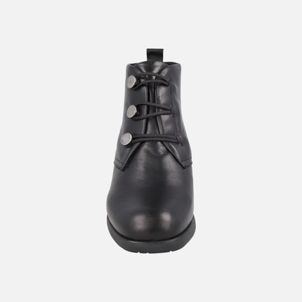 Botines negros de piel en tacón medio con botones metálicos