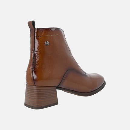 Botines de tacón con cremallera central en piel charol