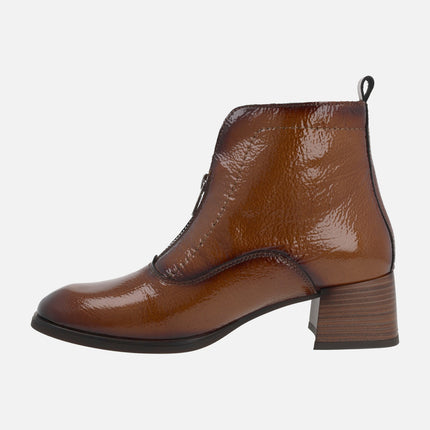Botines de tacón con cremallera central en piel charol