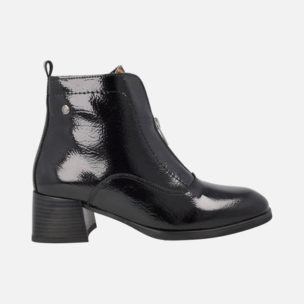 Botines de tacón con cremallera central en piel charol