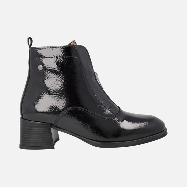 Botines de tacón con cremallera central en piel charol
