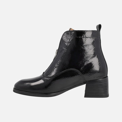 Botines de tacón con cremallera central en piel charol