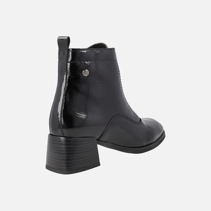 Botines de tacón con cremallera central en piel charol