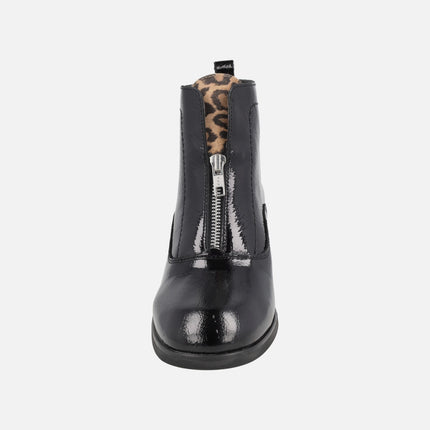 Botines de tacón con cremallera central en piel charol