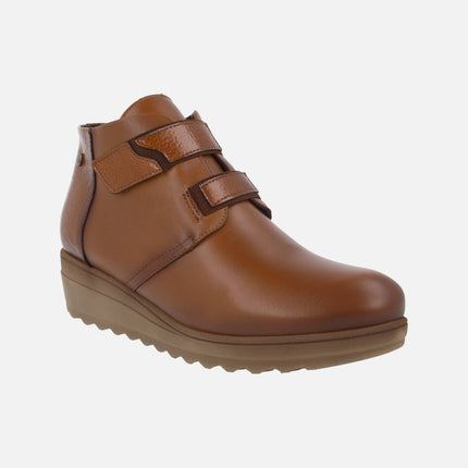 Botines con cierre velcro combinados en charol y piel