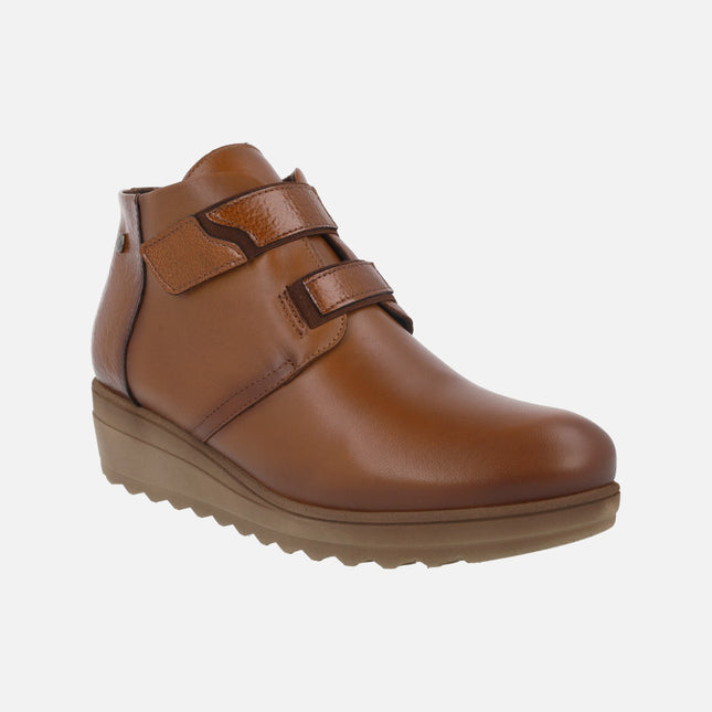 Botines con cierre velcro combinados en charol y piel