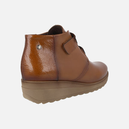 Botines con cierre velcro combinados en charol y piel